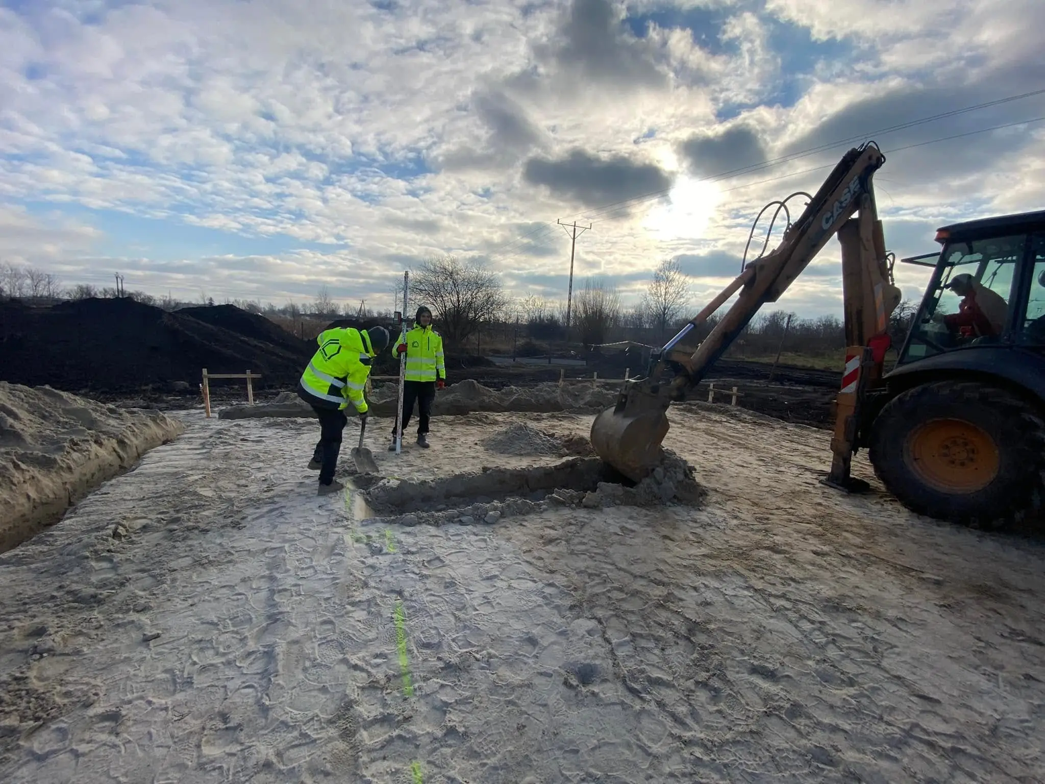 Wykop i betonowanie ław – 23.12.2021