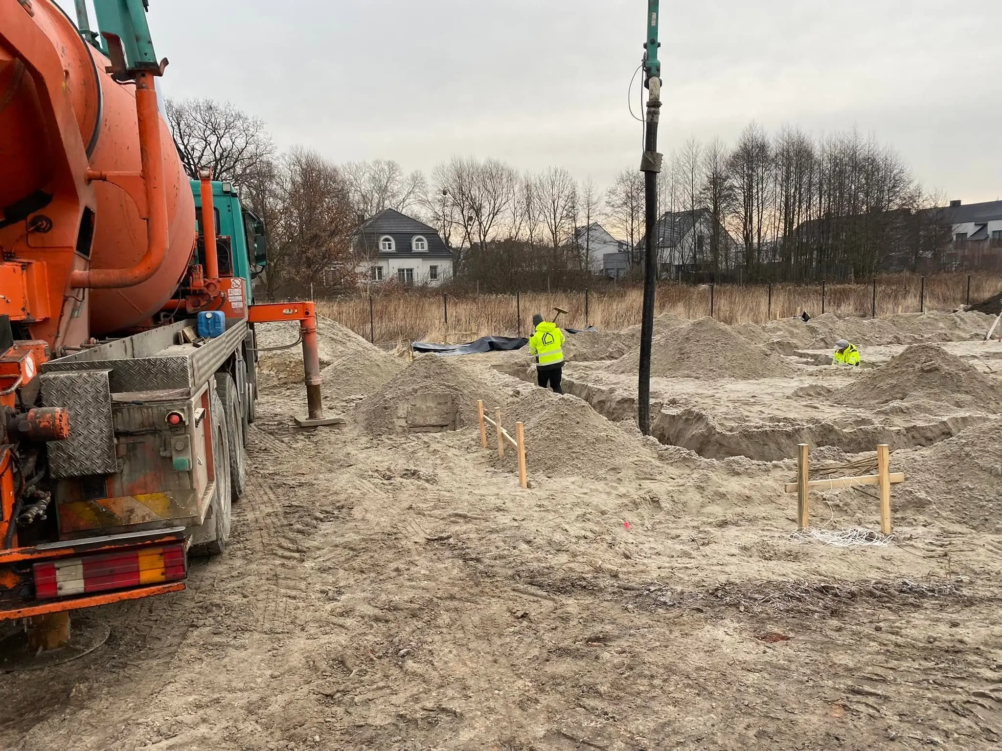 Ławy fundamentowe z pompy – Wykop i betonowanie ław