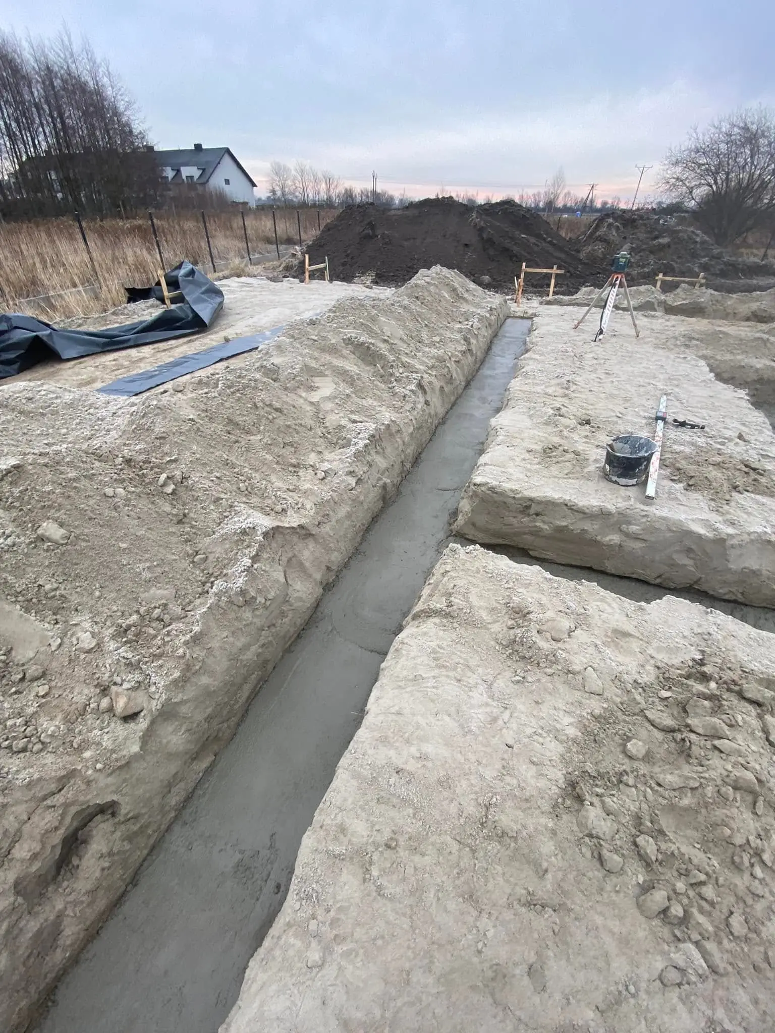 Wykop i betonowanie ław – 23.12.2021