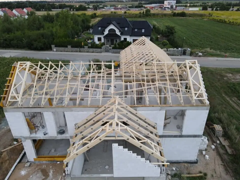 Dom z silikatów i dach z wiązarów – Więźba w jeden dzień