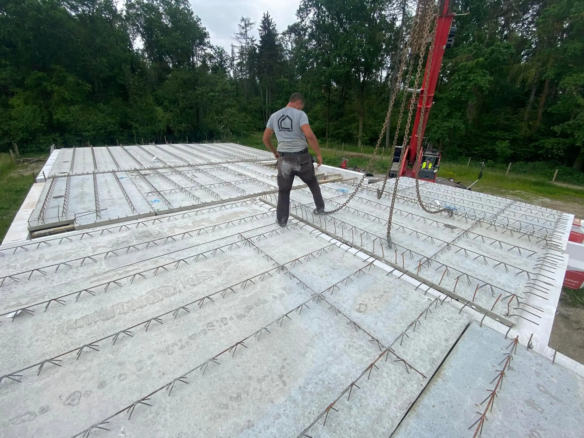 Strop z płyt podawanych dźwigiem – Montaż stropu