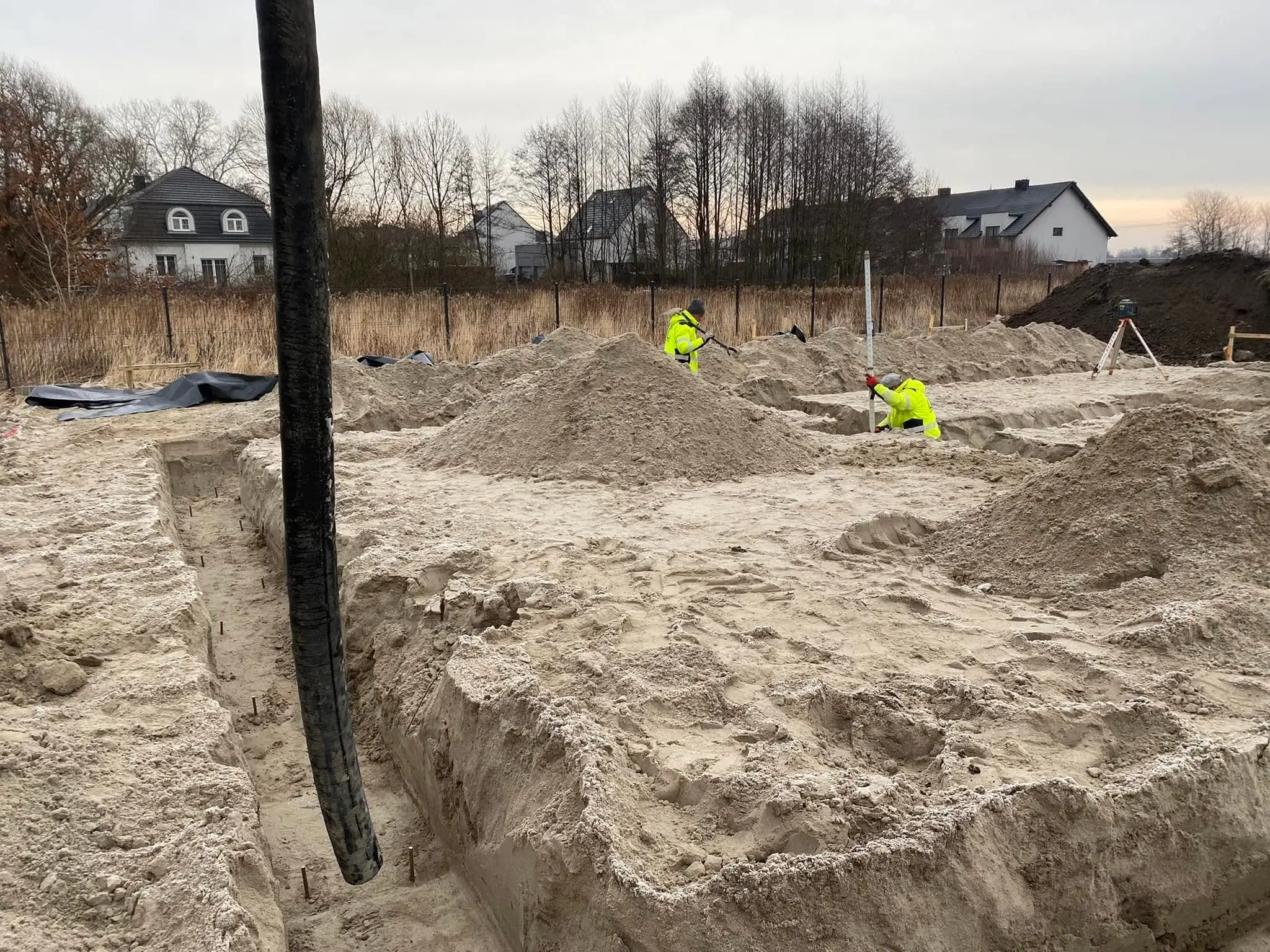Wykop i betonowanie ław – 23.12.2021